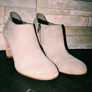 Light Grey/ Tan Ankle Boot Size 6 1/2